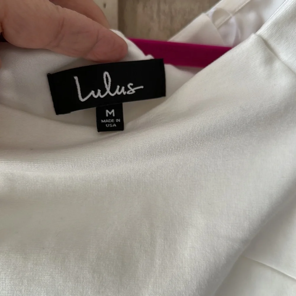 🌸🩵GORGEOUS!!! WHITE~ OFF OR ON THE SHOULDERS…LULUS DRESS SIZE MEDIUM - Picture 6 of 14